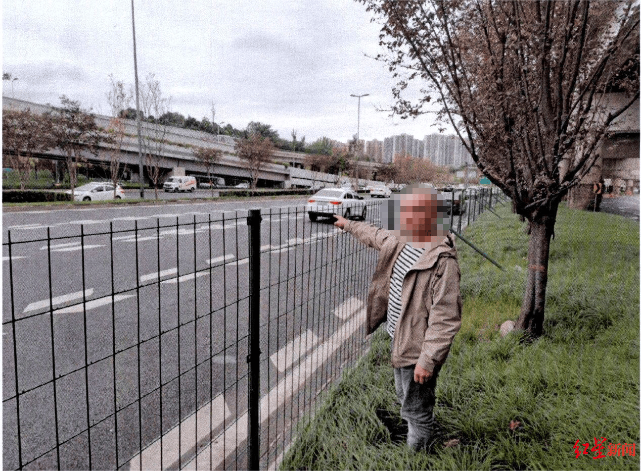 成都三环主路惊现小轿车跨过隔离带掉头<strong></p>
<p>币安官网网址</strong>,原来是司机酒驾走错路……