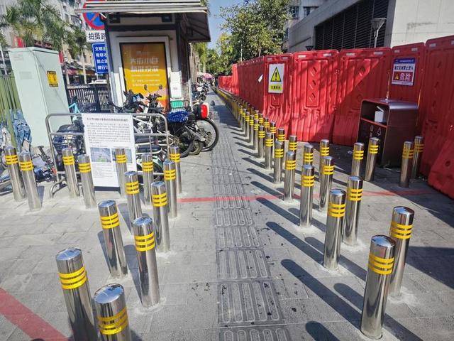 广州一地铁口出现密集隔离柱<strong></p>
<p>币安官网网址</strong>，当地街道办：防止电动车乱停乱放