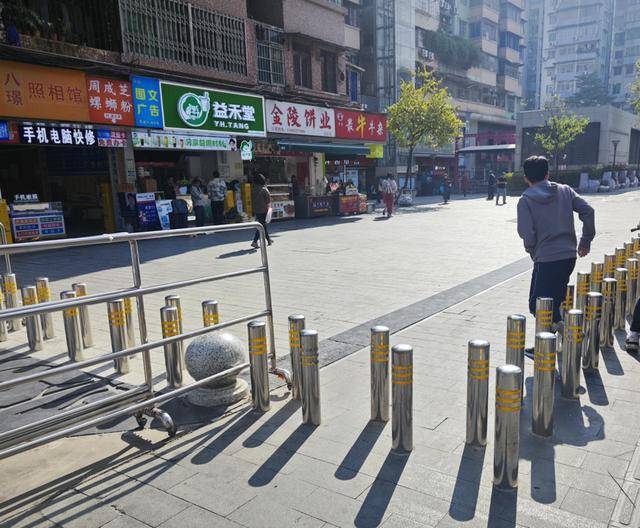 广州一地铁口出现密集隔离柱<strong></p>
<p>币安官网网址</strong>，当地街道办：防止电动车乱停乱放