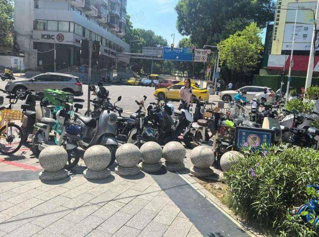 广州一地铁口出现密集隔离柱<strong></p>
<p>币安官网网址</strong>，当地街道办：防止电动车乱停乱放
