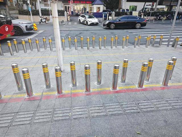 广州一地铁口出现密集隔离柱<strong></p>
<p>币安官网网址</strong>，当地街道办：防止电动车乱停乱放