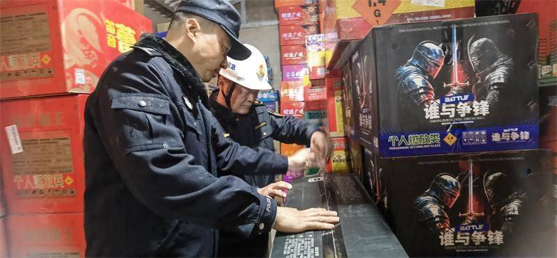 2人被刑拘<strong></p>
<p>币安官网网址</strong>！江苏南京警方查获一非法销售储存烟花爆竹窝点