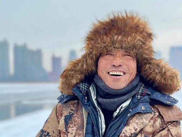 松花江上的父子和兄弟：凌晨零下20度出门采冰<strong></p>
<p>币安官网网址</strong>，月入万元