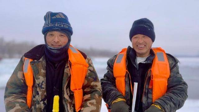 松花江上的父子和兄弟：凌晨零下20度出门采冰<strong></p>
<p>币安官网网址</strong>，月入万元