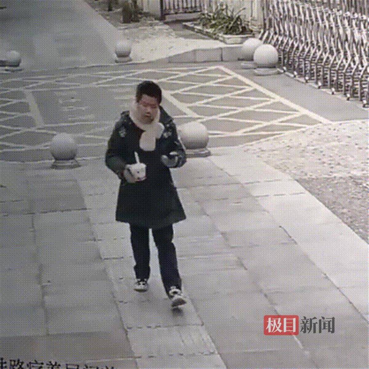 湖北咸宁一学生放学路上捡到手机交给警方<strong></p>
<p>币安dex交易所</strong>，民警和失主进校给他送“大礼包”