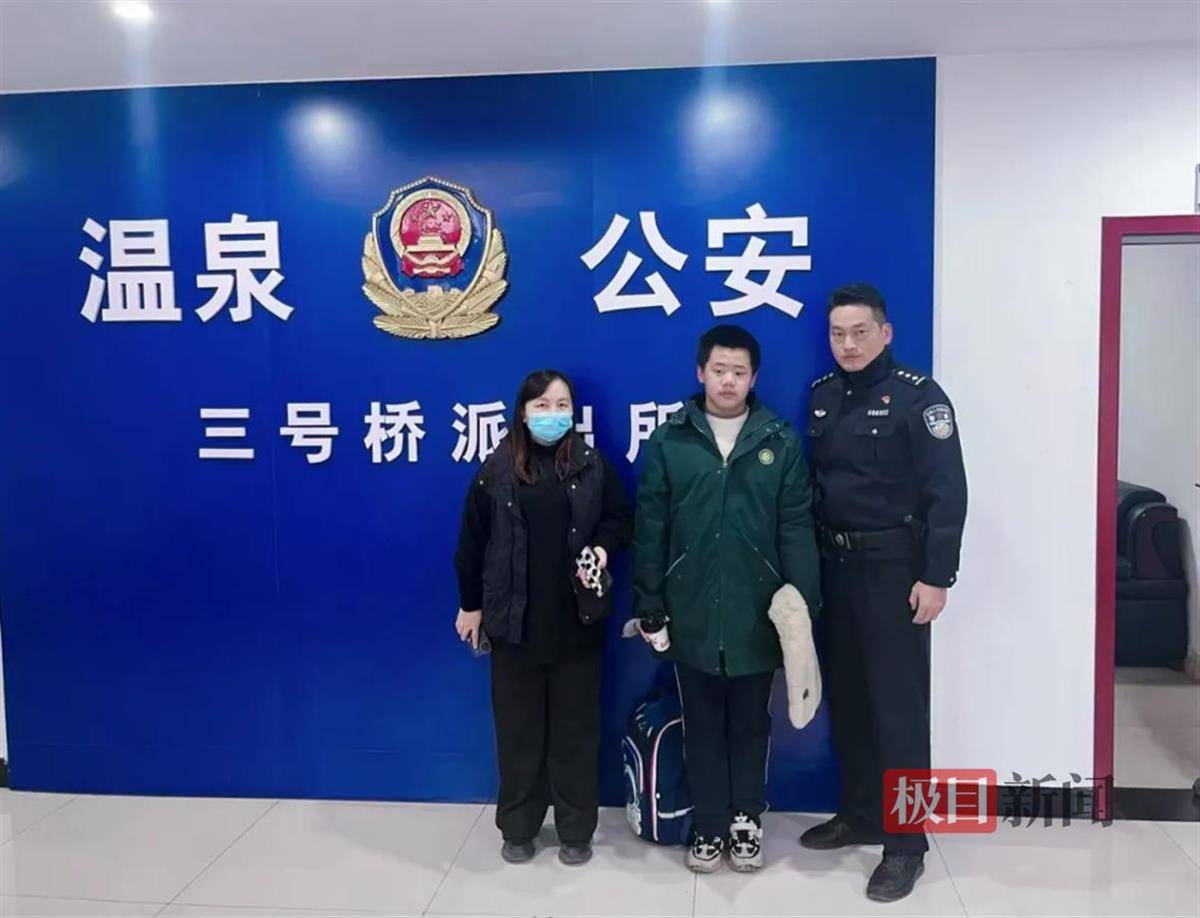 湖北咸宁一学生放学路上捡到手机交给警方<strong></p>
<p>币安dex交易所</strong>，民警和失主进校给他送“大礼包”