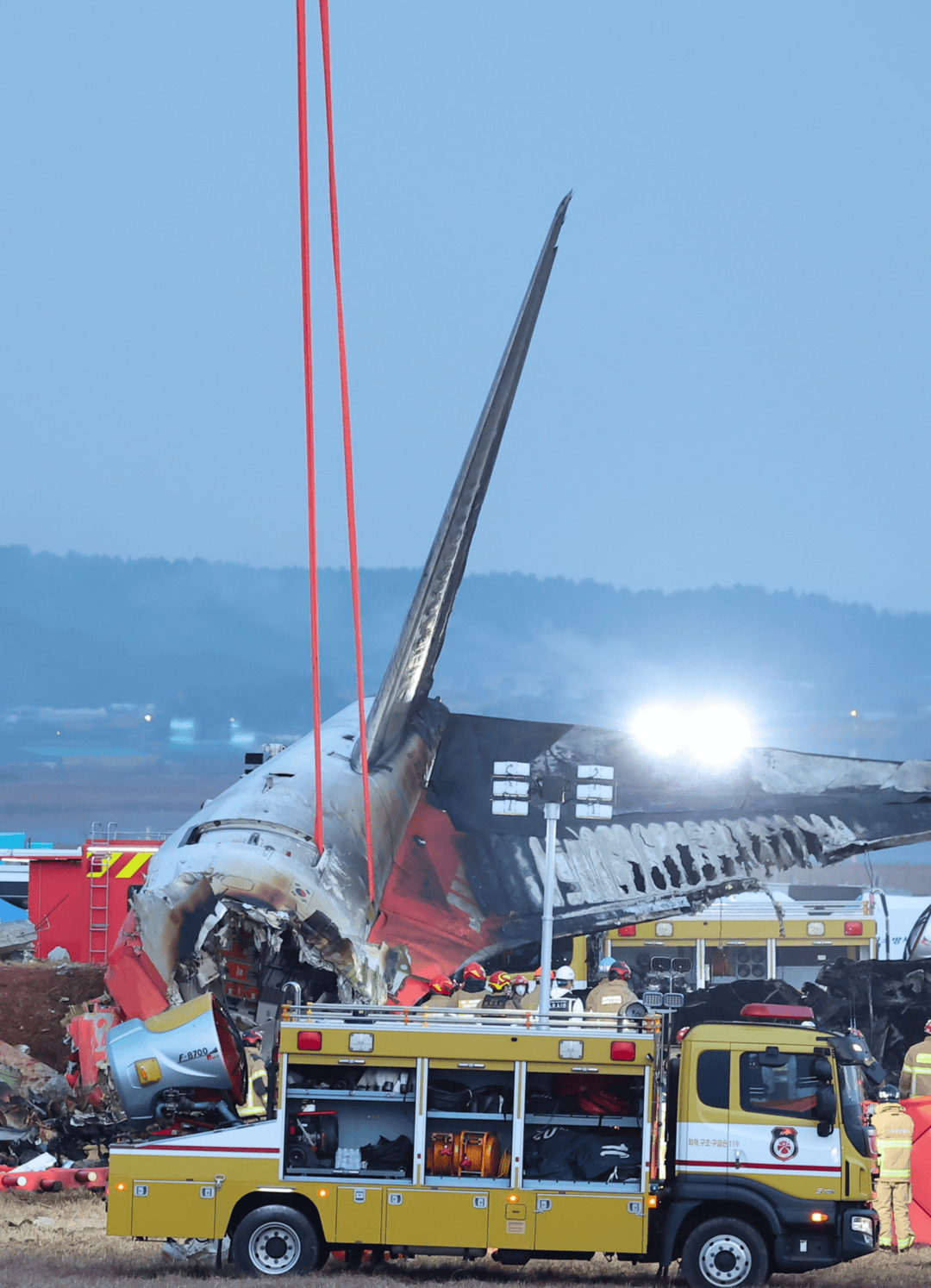 砰砰砰！巨响后爬上屋顶<strong></p>
<p>币安dex交易所</strong>，他300米外拍下韩客机失事全程：热浪扑来像蒸桑拿