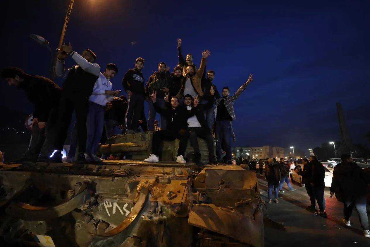 阿萨德残存势力反攻?叙利亚多地爆发示威<strong></p>
<p>币安比货币</strong>,新当局逮捕行动遭伏击