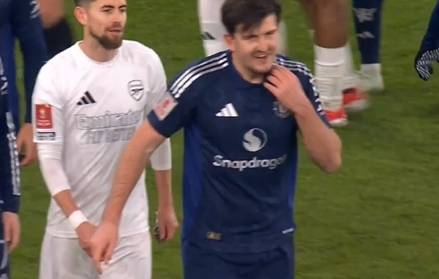 暴怒马奎尔怒斥哈弗茨和裁判<strong></p>
<p>币安交易数字货币</strong>,拉都拉不住最后无奈地笑了