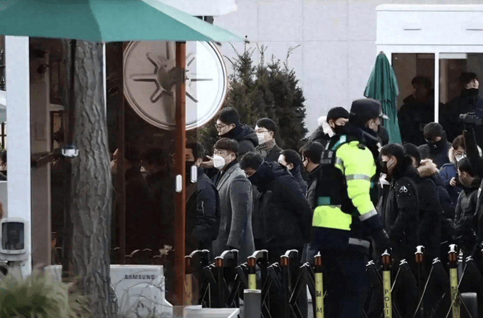 韩国政坛一夜大乱！150人冲进总统府<strong></p>
<p>币安交易数字货币</strong>，尹锡悦组织一万支持者拒捕