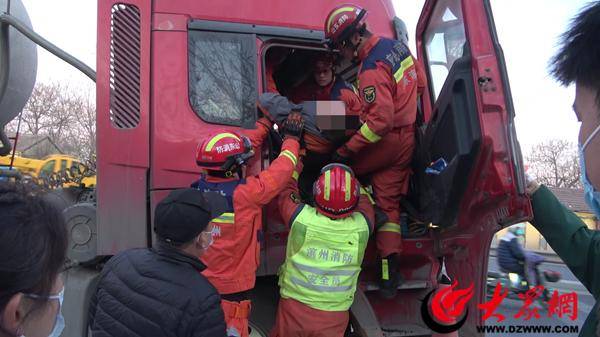 山东滨州:车辆驾驶室被挤压成“饼”司机被困 消防紧急救援