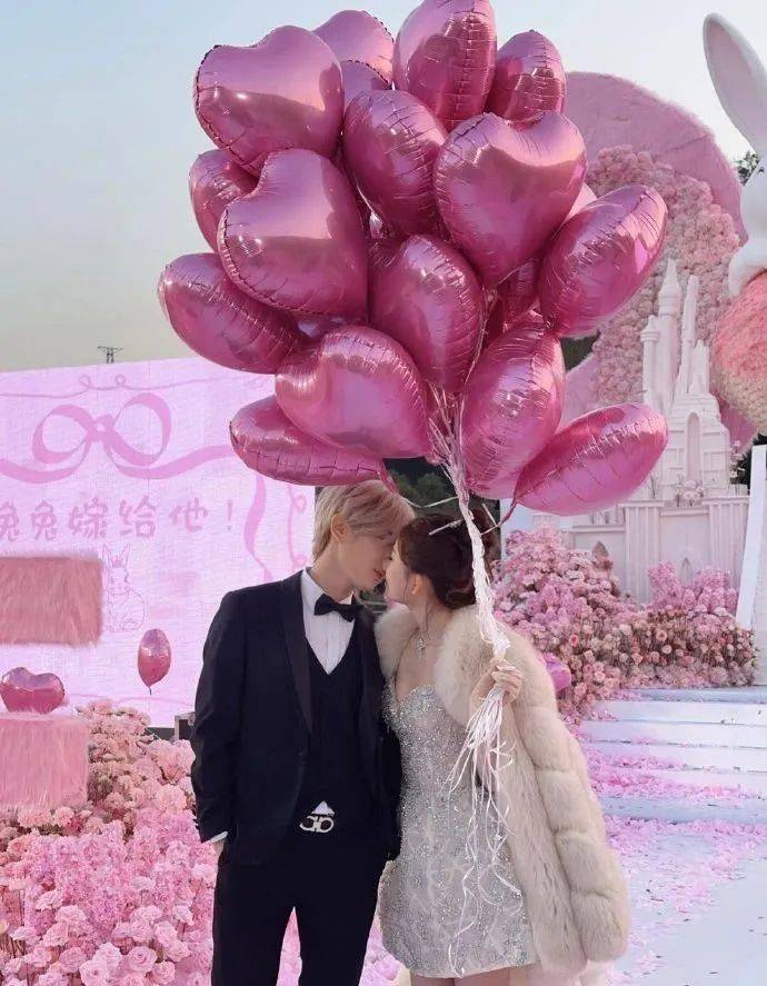 热搜第一<strong></p>
<p>币安创新</strong>!鹿哈在湖南向女友求婚成功