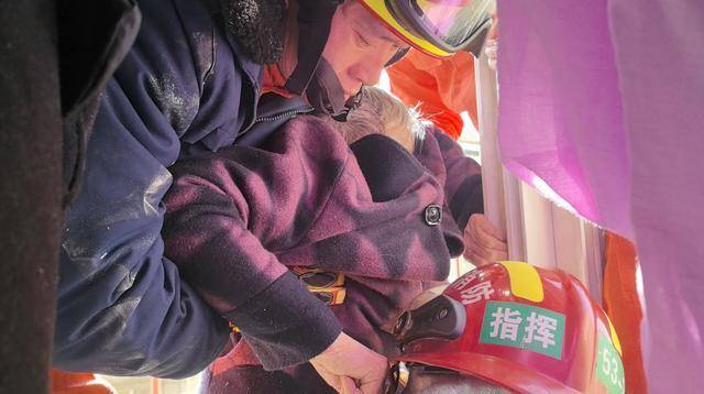 惊险！北京西城一93岁老奶奶<strong></p>
<p>币安客服电话</strong>，卡在防盗窗里摇摇欲坠……