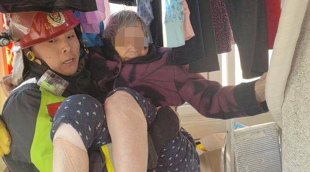 惊险！北京西城一93岁老奶奶<strong></p>
<p>币安客服电话</strong>，卡在防盗窗里摇摇欲坠……