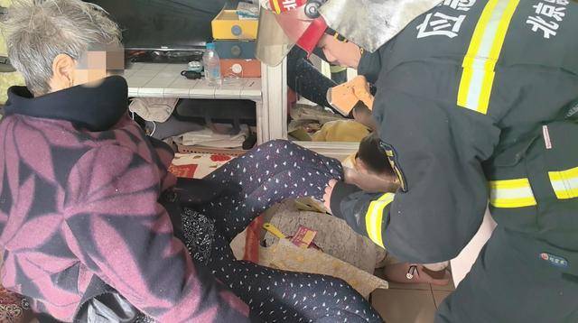 惊险！北京西城一93岁老奶奶<strong></p>
<p>币安客服电话</strong>，卡在防盗窗里摇摇欲坠……