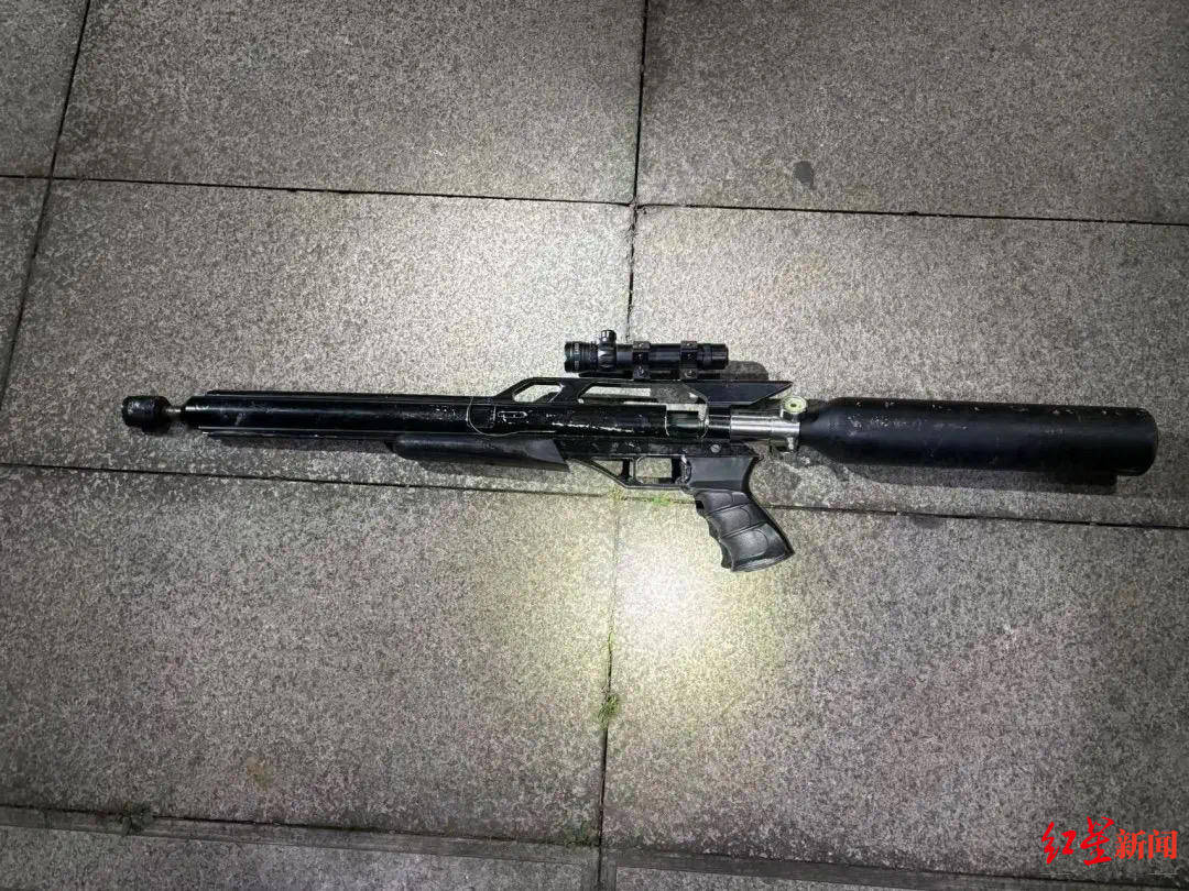 男子车内放疑似枪支遇检查强行冲卡致一辅警被拖行受伤<strong></p>
<p>币安客服电话</strong>,已被抓获!“枪支”正在鉴定