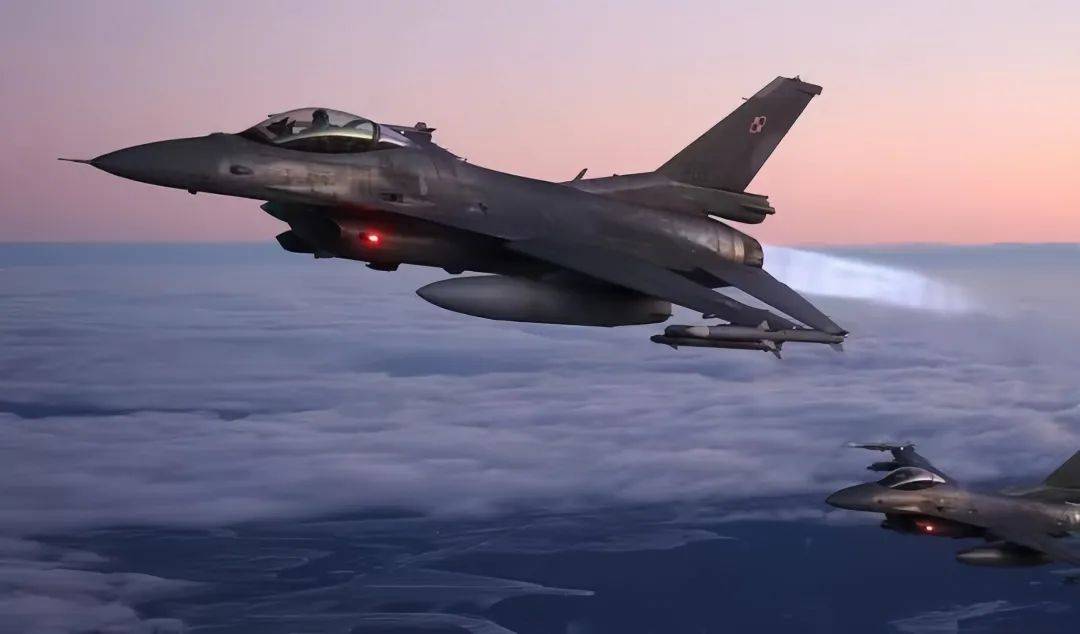 惊天一击:俄军深夜导弹精准斩首<strong></p>
<p>币安交易会所</strong>,乌克兰F-16教官无处可逃,西方庇护瞬间崩塌