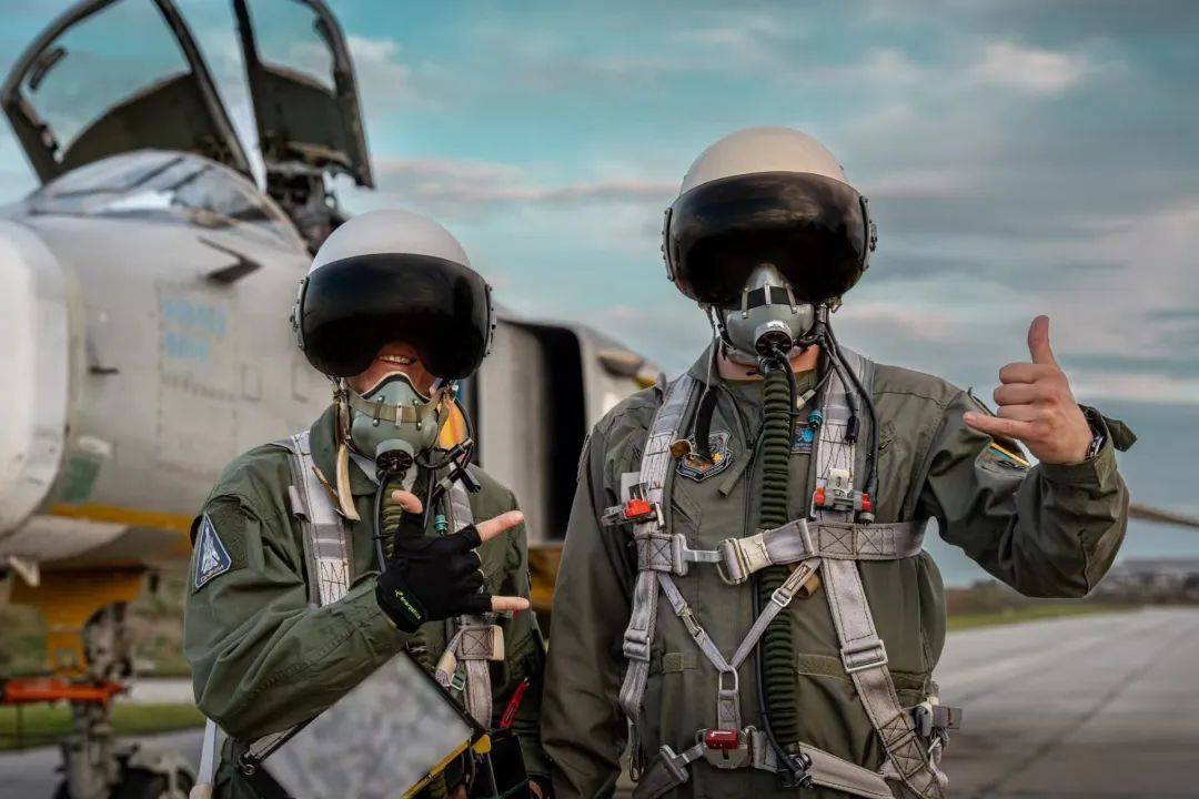 惊天一击:俄军深夜导弹精准斩首<strong></p>
<p>币安交易会所</strong>,乌克兰F-16教官无处可逃,西方庇护瞬间崩塌