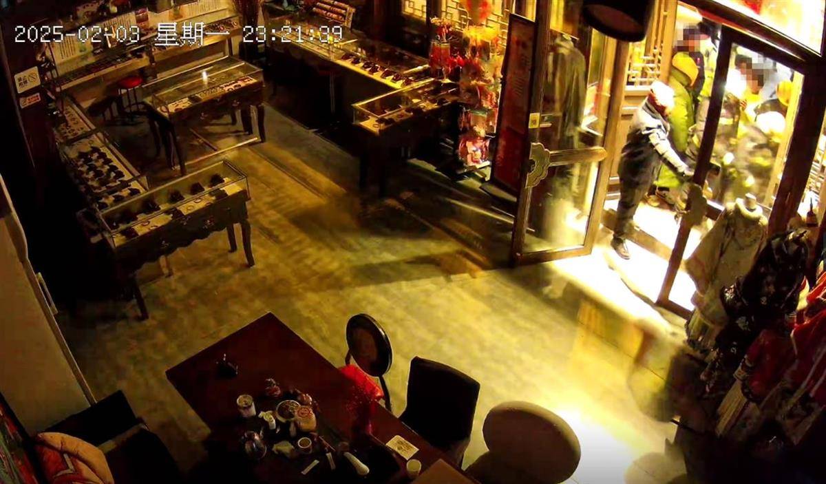 大同官方核查“店铺被撬锁开灯”事件<strong></p>
<p>币安网</strong>,律师:撬锁入室涉嫌违法,且滥用行政权力