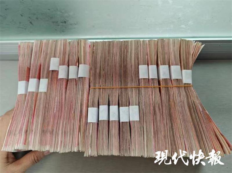 女子把17万元现金藏床底多年<strong></p>
<p>币安币交易平台</strong>,发霉粘在了一起