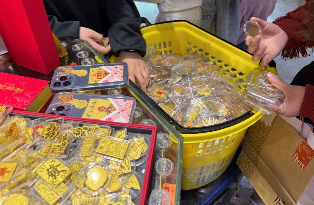 一个假期卖出2万份<strong></p>
<p>币安币交易平台</strong>!年轻人流行全款拿下“第一块金”?