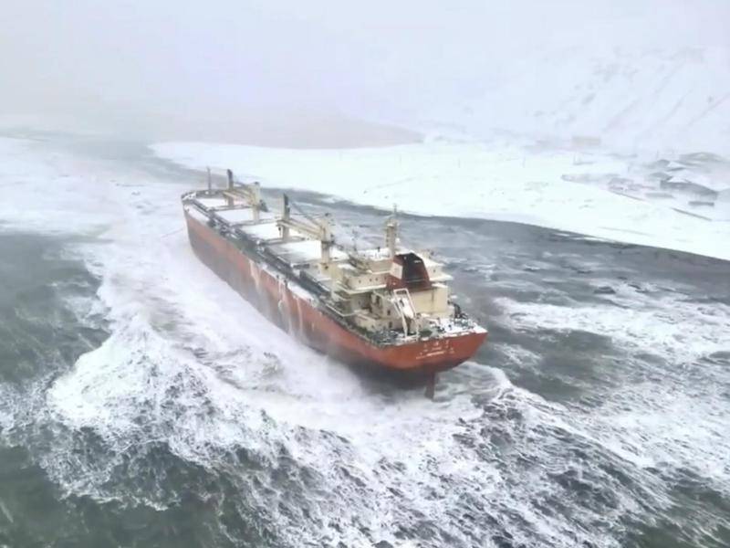 揪心！一中国货船遇强风暴在俄海域搁浅