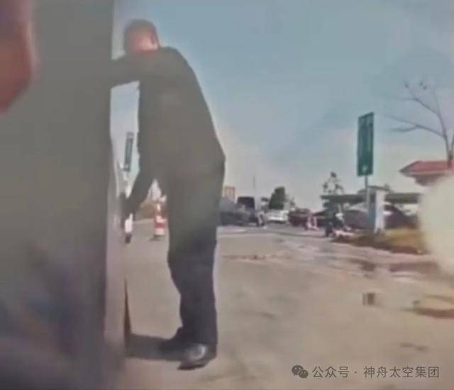 越扒越有!割胎汽修店承包全国多家高速维修站<strong></p>
<p>币安币交易平台</strong>,新胎直接被换下