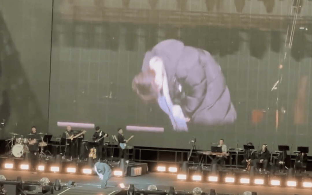 歌手周深含泪鞠躬道歉，“从来没有这么害怕站在舞台上”