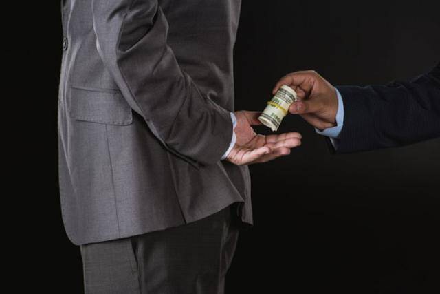 沉迷酒场、长期炒股、违规入股<strong></p>
<p>币安体验贷</strong>,上交所原副总经理董国群被“双开”|快讯