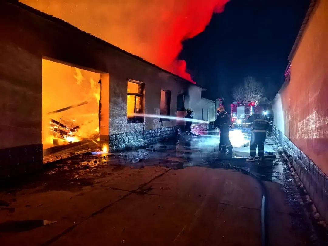 约4000箱白酒火中炸裂<strong></p>
<p>币安网创始人</strong>,主人痛失60多万!