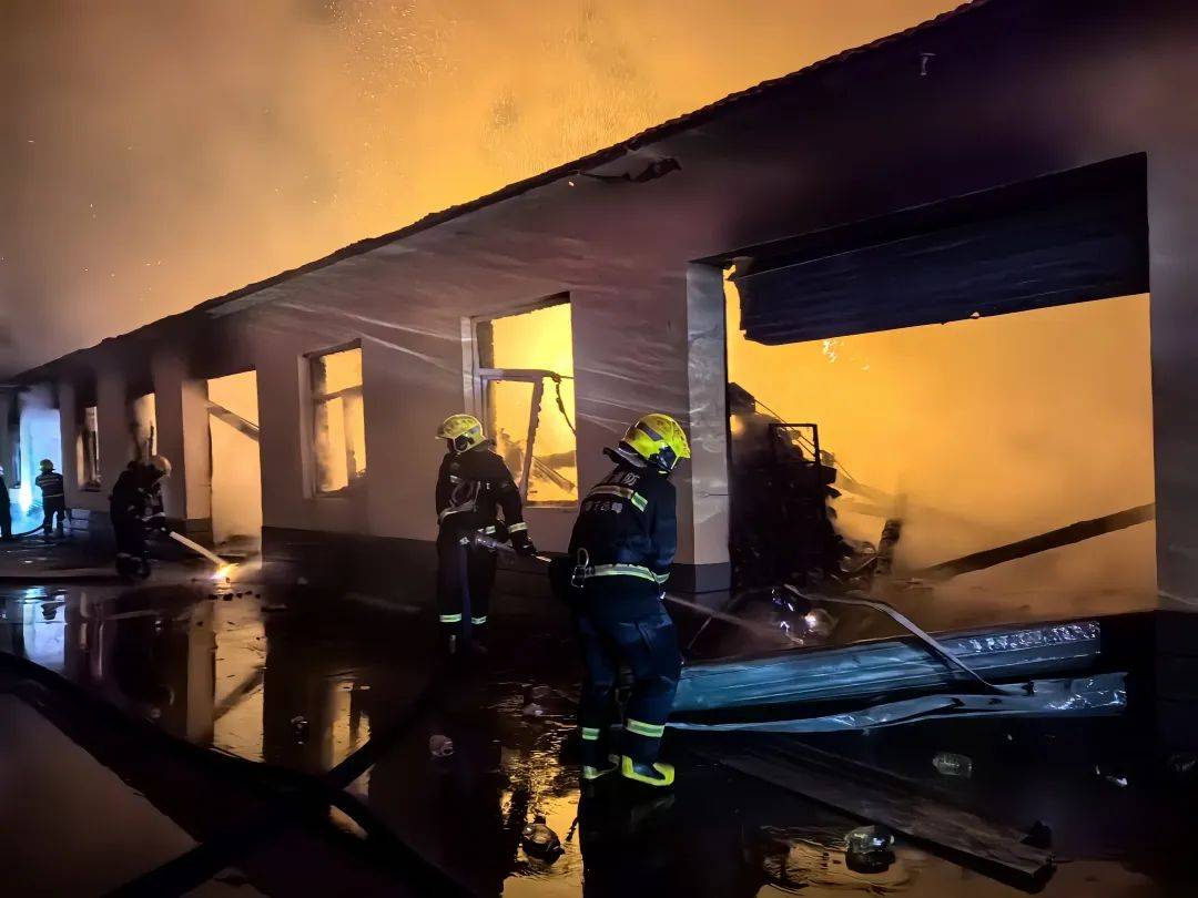 约4000箱白酒火中炸裂<strong></p>
<p>币安网创始人</strong>,主人痛失60多万!