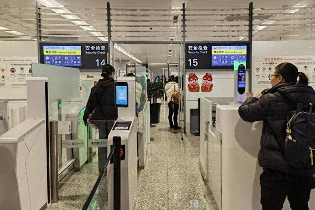 毛骨悚然<strong></p>
<p>币安官网app最新版下载</strong>，口袋内突然探出蛇头，杭州机场一女孩携带活蛇过安检