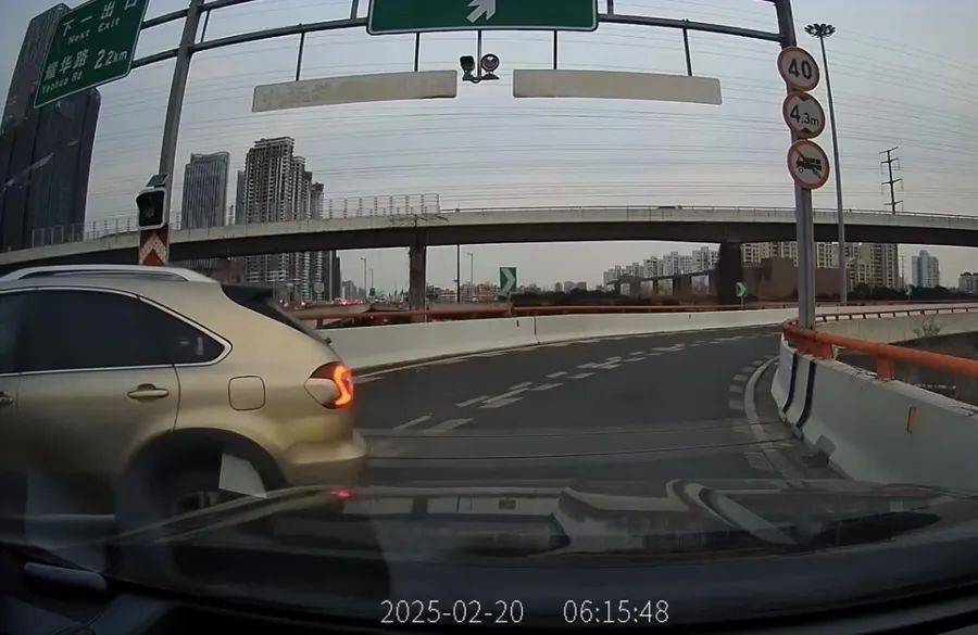 离谱!事发上海高架<strong></p>
<p>安币集团</strong>,一SUV开错路,竟原地掉头逆行