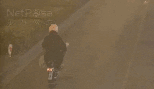 上海一女子边骑车边“洒钱”<strong></p>
<p>安币集团</strong>，刚发的7700元工资都没了！自己还没发现