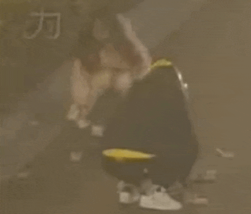 上海一女子边骑车边“洒钱”<strong></p>
<p>安币集团</strong>，刚发的7700元工资都没了！自己还没发现