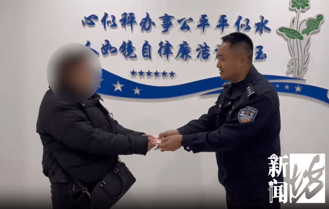 上海一女子边骑车边“洒钱”<strong></p>
<p>安币集团</strong>，刚发的7700元工资都没了！自己还没发现