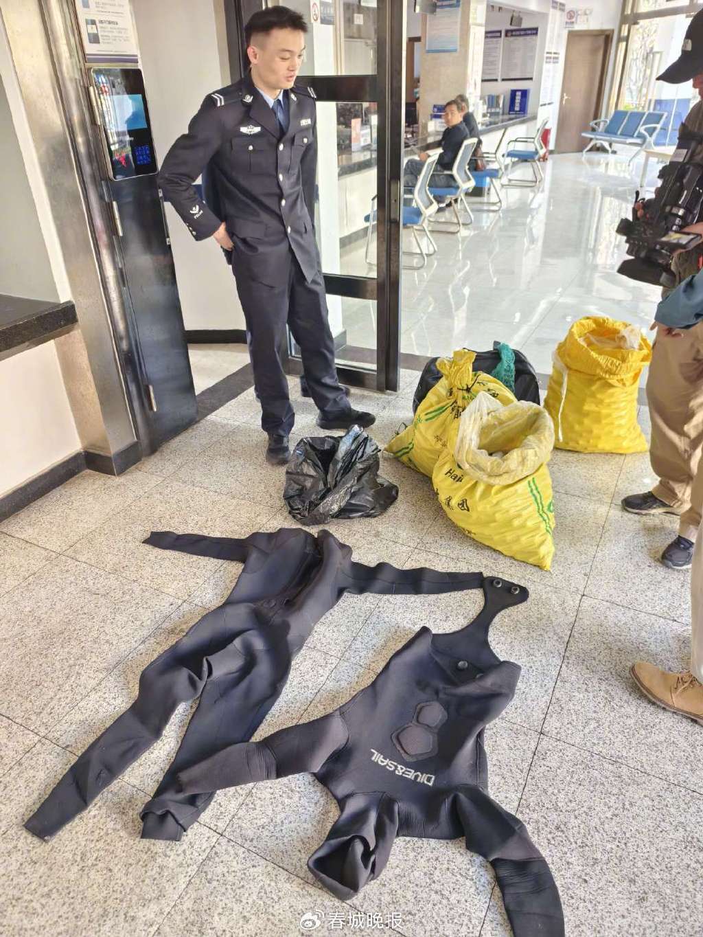 3人穿潜水服偷捞高尔夫球<strong></p>
<p>安币集团</strong>,警方用时4小时人赃并获