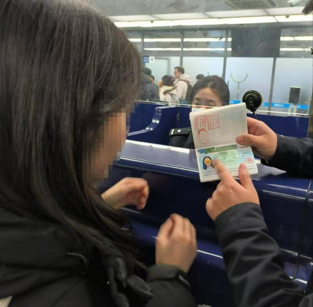 别因“颜值”误大事!用贴纸遮挡护照照片<strong></p>
<p>数字币交易所币安</strong>,或被拒绝入境