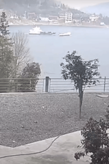 湖南两船相撞视频曝光：疑似一艘船在直行，另一艘横穿河流