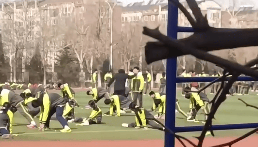 山东一中学老师抽学生耳光<strong></p>
<p>币安网下载</strong>,学生还手后双方扭打!教育局:涉事教师已停课