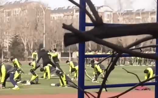 山东一中学老师抽学生耳光<strong></p>
<p>币安网下载</strong>,学生还手后双方扭打!教育局:涉事教师已停课