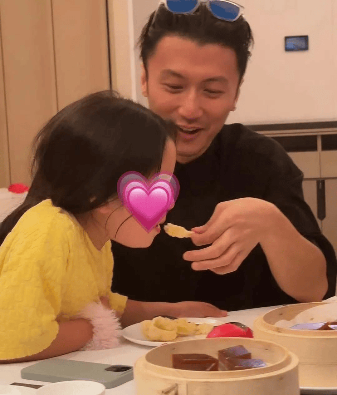 谢婷婷携谢霆锋晒一家五口合照，89岁谢贤与前妻狄波拉罕见同框