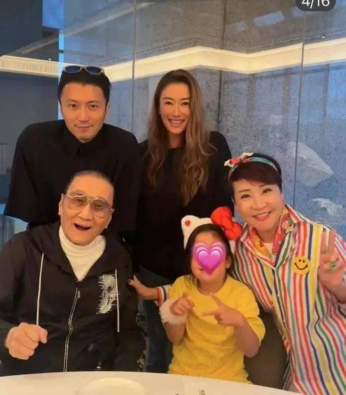 谢婷婷携谢霆锋晒一家五口合照<strong></p>
<p>币安网下载</strong>,89岁谢贤与前妻狄波拉罕见同框