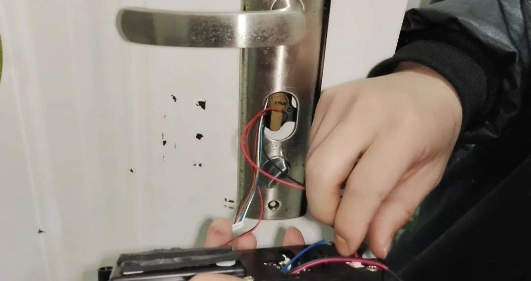 这室友靠谱!长沙一学生花80元为宿舍自制指纹锁:从小喜欢捣鼓<strong></p>
<p>中币和安币</strong>,做出来感觉特别爽