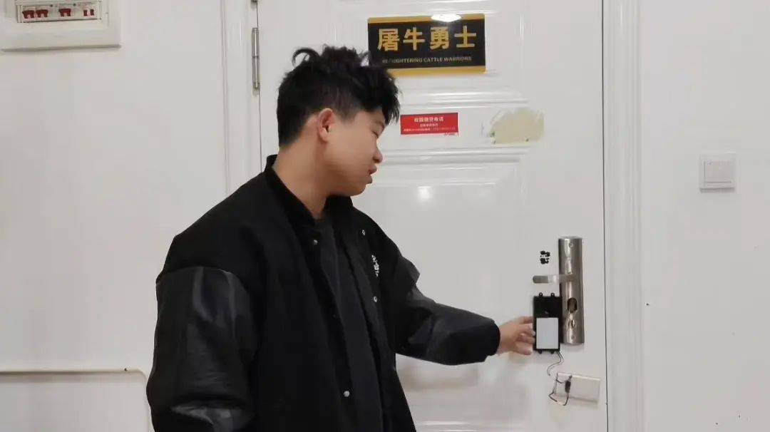 这室友靠谱!长沙一学生花80元为宿舍自制指纹锁:从小喜欢捣鼓<strong></p>
<p>中币和安币</strong>,做出来感觉特别爽