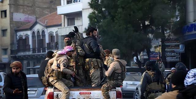 全反了!阿萨德旧部卷土重来<strong></p>
<p>中币和安币</strong>,多路叛军集结,朱拉尼困斗大马士革